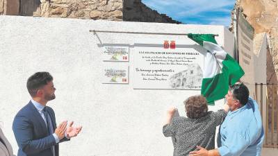 Juana Sánchez y Enrique Pérez descubren la placa. Aplaude Miguel Manuel García, alcalde de Villatorres. / M. A. Muñoz / Diario JAÉN.