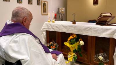 Primera imagen del Papa Francisco, publicada por el Vaticano, desde que fue ingresado en el hospital Gemelli de Roma. / Vaticano.