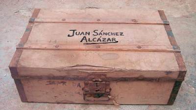 Detalle de la maleta abierta y cerrada. En la tapa superior, puede apreciarse perfectamente el nombre de Juan Sánchez Alcázar.