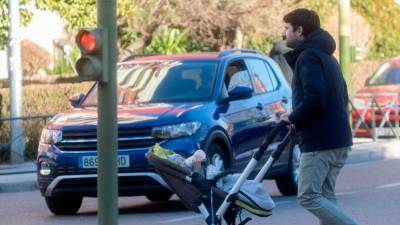 Imagen de archivo de un hombre con un carrito de bebé. / Eduardo Parra / Europa Press.