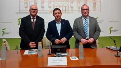 El subdelegado del Gobierno de España en Jaén, Manuel Fernández; el presidente de la Diputación Provincial, Paco Reyes; y el delegado territorial de Cultura, Turismo y Deporte de la Junta de Andalucía, José Ayala. / Fran Miranda / Diario JAÉN.