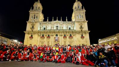 Participantes en la “Papanoelada Motera” bajo la Catedral de Jaén, en la Plaza de Santa María. / Ayuntamiento de Jaén.