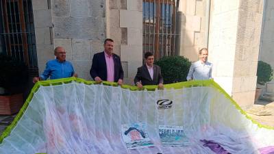 Antonio Lope, presidente de la Comisión Técnica Nacional de Parapente de la RFAE; Paco Reyes, Manuel Carrascosa, aalcalde de Pegalajar, y Antonio Romero, presidente del Club Centro de Vuelo de Pegalajar tras la presentación de la nueva edición. / Diputación de Jaén.