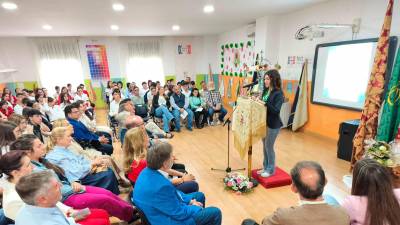 Compañeros y profesores del colegio, representantes de otros centros educativos, autoridades y familiares se maravillaron ante las palabras de la joven Cristina García. / Agustín Muñoz / Diario JAÉN.