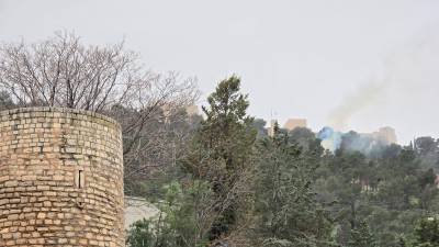 Humo en la falda del Castillo de Santa Catalina, visto desde la Avenida del Ejército Español. 