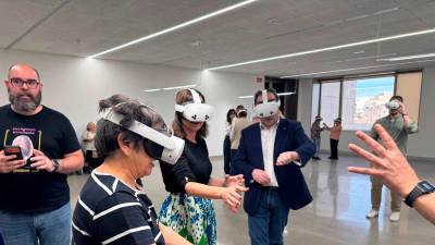 Prueban la aplicación de realidad virtual. / Ana Lechuga / Diario JAÉN.