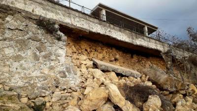 Imágenes del desmoronamiento de la calle de las Cruces sobre la calle Corredera, en Alcalá la Real.