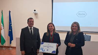 Jesús Herrera, María Belén Martínez y Elena González durante la entrega del reconocimiento al Hospital Universitario. / Álex Roig / Diario JAÉN.