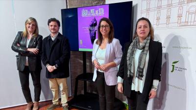 La diputada de Cultura y Deportes, África Colomo, y la directora de la Galería Renace, Patricia Galgani, presentes en el anuncio de la exposición en Madrid. / Diputación de Jaén.