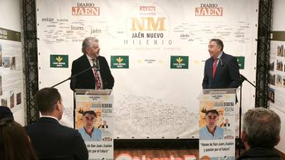 Juan Espejo y Joaquín Requena durante la ronda de preguntas de una nueva edición de los Diálogos Jaén Nuevo Milenio. / Juanfran Paredes / Diario JAÉN.