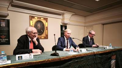 Andrés Amorós Guardiola, José Ángel Marín Gámez y Lope Morales Arias, ayer, en La Económica. / F. J. Marín / Diario JAÉN.