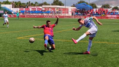 Migue García controla el balón en una jugada en el Juan Manuel Azuaga. / Álex Gómez / Diario JAÉN.