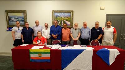 Miembros de la Asoación de Pequeños Accionistas del Linares Deportivo. / Antonio del Arco.