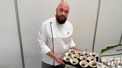 Patxi durante un servicio en su restaurante.