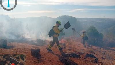 Bomberos del Infoca trabajan en la extinción del fuego en Baños de la Encina. / Infoca. 