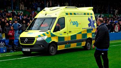 Momento en el que la ambulancia ha accedido al terreno de juego para atender al aficionado. / Antonio del Arco.