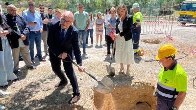 Manuel Fernández y Encarnación Castro ponen la primera piedra del nuevo Parque Multiaventura de Frailes. / Elisabeth Ruiz / Diario JAÉN. 