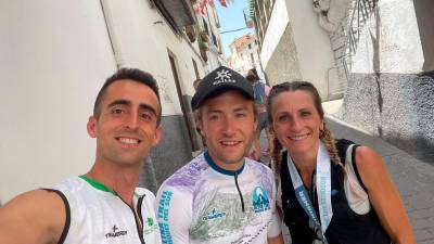 Canales y Sonia Vizcaíno posan con Lorenzo Palmero, su entrenador.