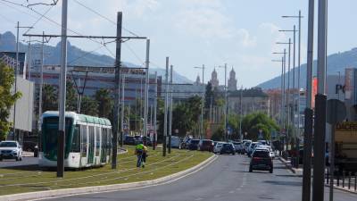 El tranvía durante el primer simulacro de recorrido completo, que tuvo lugar el 17 de septiembre de 2025. / Diario JAÉN.
