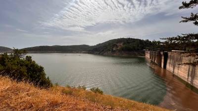 Vista general esta semana del agua almacenada en el pantano del Guadalmena, que se encuentra al 47% de su capacidad. / Joaquín Castillo.