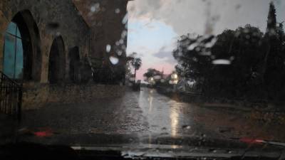 La tarde de lluvia de este martes, 1 de julio, en el Castillo de Santa Catalina.