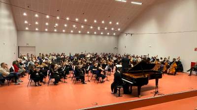 Imagen de un momento de la interpretación de la Orquesta Sinfónica del Conservatorio Superior de Música de Jaén. / Ana Lechuga / Diario JAÉN.