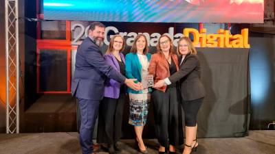 Andrés Rodríguez, Alicia Carrillo, Marian Rodríguez, María Jesús González y Lidia Herrerías con el premio ‘Granada Digital’. / Macrosad.