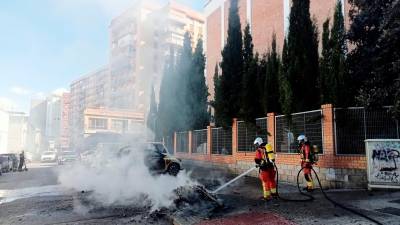 Bomberos mitigando el fuego del contenedor en la calle Jacinto Higueras, en Jaén. / Francisco J. Marín / Diario JAÉN.