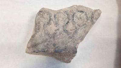 Molde de piedra para la producción de moneda hallado en el yacimiento de Obulco, en Porcuna. / UJA.