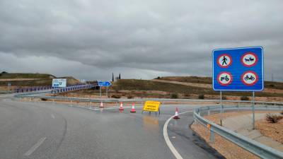 Salida sentido Bailén que está cortada, en la rotonda de acceso este a Villacarrillo, que llega desde Albacete. / José Herreros.