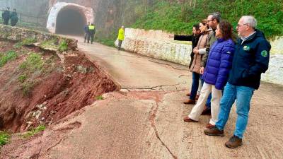 Catalina García y Jesús Estrella conocen en primera persona los efectos del temporal en Santisteban del Puerto. / Junta de Andalucía.