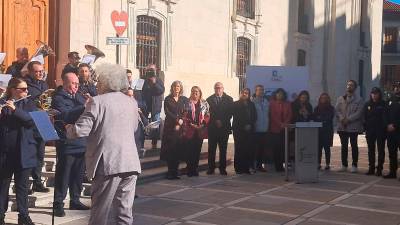 Las autoridades presentes en el acto durante la actuación de la Banda Municipal de Jaén. / Álex Roig / Diario JAÉN.