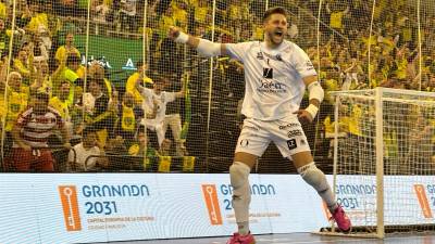 Carlos Espíndola celebra una parada en la tanda de penaltis que le dio el título al Jaén Paraíso Interior. / Álex Gómez / Diario JAÉN.