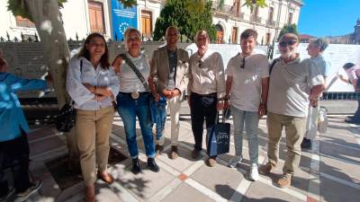 Concejales del Ayuntamiento de Jaén en la visita a la chilindrinas, en la verja de la Diputación Provincial de Jaén. / Ayuntamiento de Jaén.