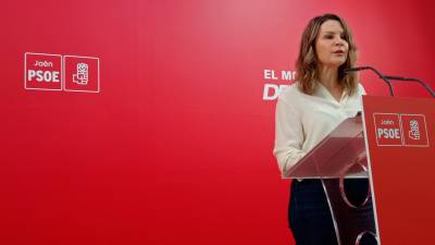 Ana Cobo durante la rueda de prensa en la sede socialista de la calle Hurtado. / Fran Miranda / Diario JAÉN.