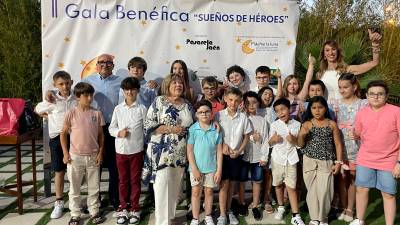Niños de Pídeme la Luna y sus hermanos, con Marisol Escribano, Manuel Fontiveros y Marifé Manzano. / Ana Isabel Bravo / Diario JAÉN. 