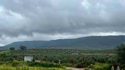 Imagen de archivo de cielos cubiertos sobre el núcleo de Aldeahermosa, en Montizón. / Diario JAÉN.