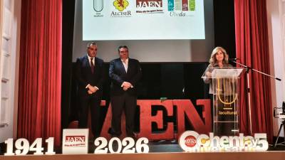 El presidente del Consejo de Administración de DIARIO JAÉN, S. A., Eleuterio Muñoz; el presidente de Alciser, Bartolomé González; y la alcaldesa de Úbeda, Toni Olivares./Agustín Muñoz/Diario JAÉN.