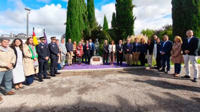 Foto de familia del descubrimiento de la escultura “Niño con perro” con motivo del centenario del nacimiento de Constantino Unghetti. / F. J. Marín / Diario JAÉN.