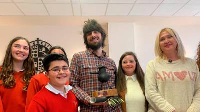 David Uclés y María Espejo, acompañados por los alumnos del colegio Santa María de los Apóstoles y de la Asociación Síndrome de Down. / Pablo Espinosa / Diario JAÉN.