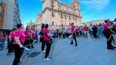 Batucada en la Plaza de Santa María, con motivo de la Noche en Blanco. / Imágenes de Álvaro Guzguti / Diario JAÉN. 
