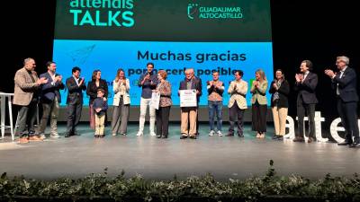 Foto de familia de la directiva del centro, José Luis Munuera Montero, los patrocinadores y las entidades beneficiarias. 