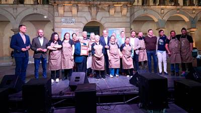 Foto de familia con los premiados y los participantes en la III Feria de la Carne de Monte de Andújar. / Adrián Claudio Bonache.