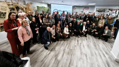 Fotografía de familia de directivos, trabajadores y fieles lectores del periódico. / Agustín Muñoz / Diario JAÉN.