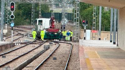 Los operarios trabajan en la incidencia producida en la estación de tren de Jaén. / Nicolás Collado / Diario JAÉN. 