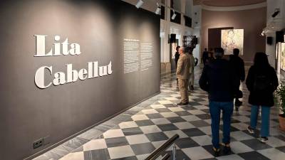 Visitantes en la exposición Lita Cabellut. Archivo. / Diputación de Jaén.