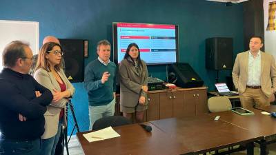 Miguel Castro, África Colomo, Julio Millán, Virginia Rusillo y Juan Pablo Rusillo, en la presentación del proyecto a los vecinos de Valdeastillas. / A. Bravo