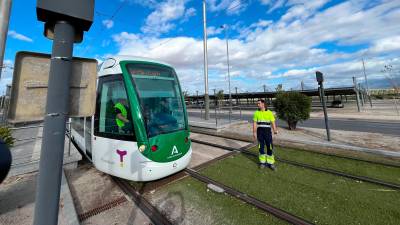 El tranvía durante las últimas pruebas de señalización. / Álvaro Guzguti / Diario JAÉN.
