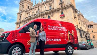Julio Millán, alcalde de Jaén, y Ada Bernal, directora de Relaciones Institucionales de HEINEKEN España, en la Plaza de Santa María para la presentación del nuevo vehículo. / Ayuntamiento de Jaén.