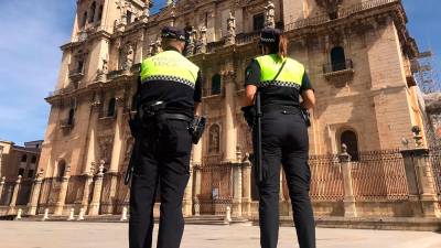 Dos policías locales frente a la Catedral de Jaén. / Ayuntamiento de Jaén.